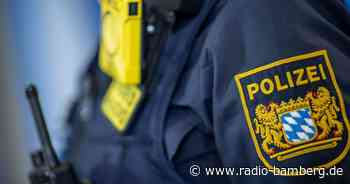 Sturm weht Trampolin auf Auto