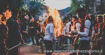 San Marco in Lamis, si riaccendono le Fracchie: grandi torce infuocate per il Venerdì Santo FT/VD - La Gazzetta del Mezzogiorno