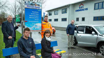 Gemeindeprojekt zur Verbesserung des innerörtlichen Personennahverkehrs: Mitfahrbankerl in Prien aufgestellt