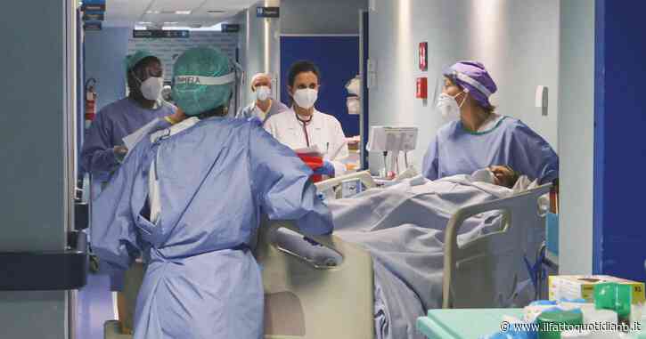 Covid, 63.992 nuovi contagi e 112 morti. Calano i ricoveri, stabili le terapie intensive