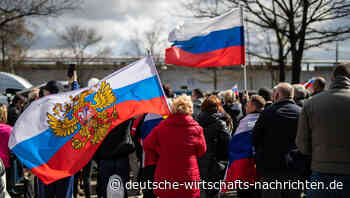 Prorussischer Autokorso in Stuttgart mit Fahnen und «Kalinka»