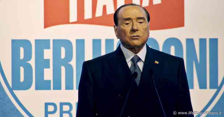 Berlusconi torna sul palco di Forza Italia e per la prima volta dall’inizio della guerra nomina Putin: “Deluso e addolorato dal suo comportamento”