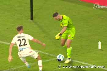 🎥 Blunder en bijkomende rugbytackle: Australische doelman zorgt voor hét moment van de week