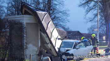 Palling: Auto kracht frontal in Kapelle und zerstört diese völlig - innsalzach24.de
