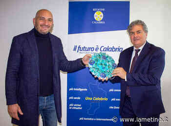 Presidente Mancuso incontra il maestro ceramista Vizzacchero che ha donato opera a Papa Francesco - Il Lametino