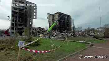 Ucraina, Borodyanka: prosegue la lunga opera di pulizia di detriti e macerie - Mondo - Agenzia ANSA