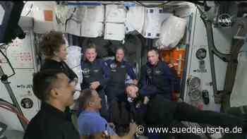 Angedockt: erster rein kommerzieller Flug erreicht ISS - Wirtschaft - Süddeutsche Zeitung - SZ.de