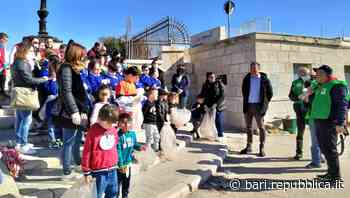 Bari, i bambini ripuliscono il molo Sant'Antonio: "Una lezione di educazione civica per insegnare a rispettar… - La Repubblica