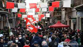 Calcio, a Bari tifosi in delirio: festa a Carrassi con Cheddira, Mallamo e Ricci. Corsa ai biglietti per il match contro l'Avellino - La Repubblica