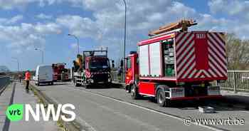 Verroeste verlichtingspaal op brug dreigde op E403 in Ardooie om te vallen - VRT NWS
