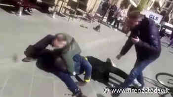 Venditore abusivo si ribella al fermo, i vigili lo bloccano: il 'video-denuncia' condiviso sui social - FirenzeToday