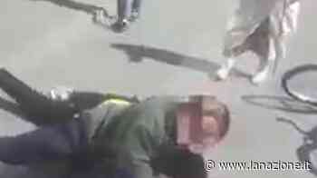 Il fermo di un venditore abusivo Un video innesca la polemica - LA NAZIONE