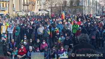 Lecco, un fiume arcobaleno in marcia per la pace: ''Facciamo cessare la guerra'' - IL GIORNO