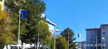 Crotone - Bandiera dell'Ucraina simbolo di pace e fratellanza in piazza Gandhi - strill.it - Strill.it