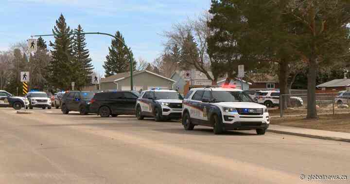 Saskatoon police respond to 3 separate schools after phone call threats - Global News