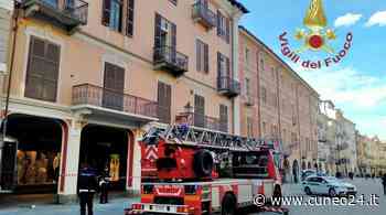 Mobilitazione di vigili del fuoco a Cuneo per il vento: passante ferito da una persiana divelta in piazza Galimberti - Cuneo24
