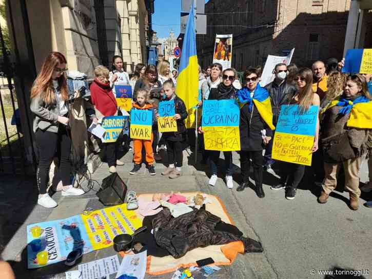 Chieri: durante il Consiglio le impediscono di mostrare la bandiera ucraina, oggi in centinaia davanti al Municipio al fianco di Rachele Sacco - TorinOggi.it