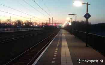 Omstanders halen verwarde man van het spoor in Dronten - flevopost.nl