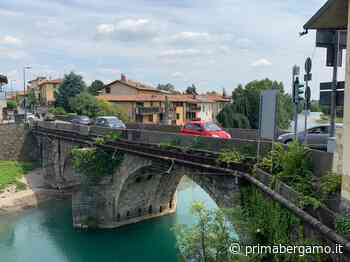 Ponte di Gorle, in estate si taglia lo spigolo rallentatraffico e si alzano i parapetti - Prima Bergamo