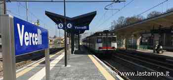 Accoltellato da uno sconosciuto alla stazione di Vercelli, forse per un tentativo di rapina - La Stampa