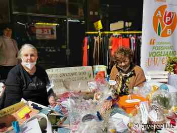 Un punto-informazioni sul parkison allestito oggi in via Cavour - tgvercelli.it