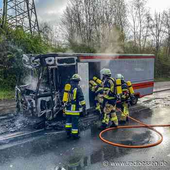 Essen: Imbisswagen brennt aus - Straße gesperrt - Radio Essen