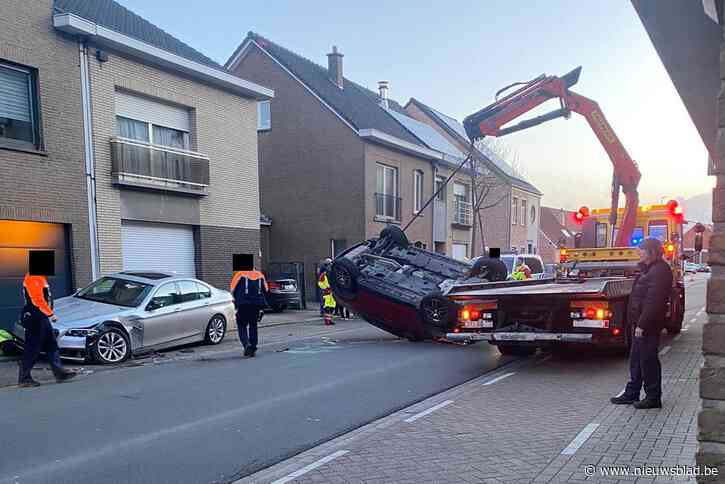 Auto overkop na botsing met ander voertuig
