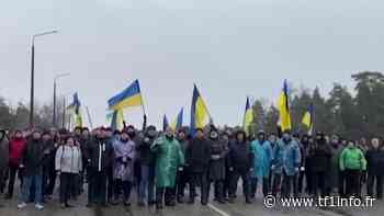 VIDÉO - À mains nues face aux chars russes : comment la population ukrainienne tente de résister - TF1 INFO