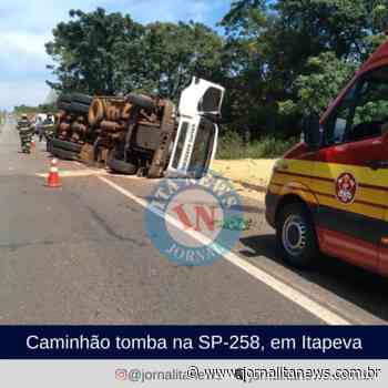 Caminhão tomba na SP-258, em Itapeva - Jornal Ita News