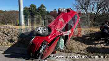 Vuelca camioneta con cuatro personas abordo en libramiento Apizaco-Huamantla - Urbano | Noticias Mexico - Urbano Puebla