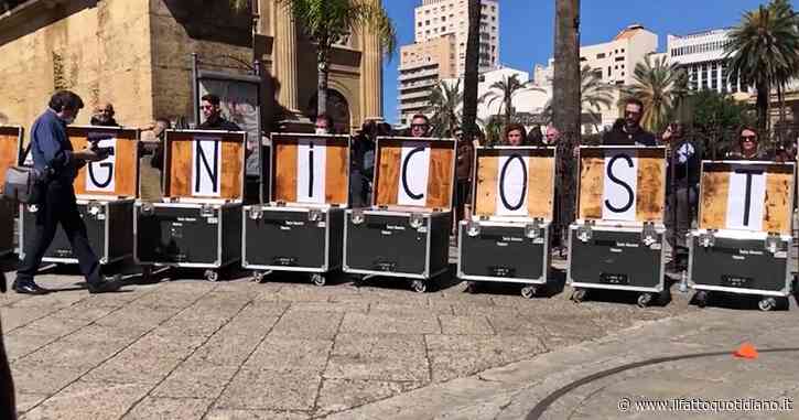Palermo, artisti protestano davanti al Teatro Massimo contro i tagli del Comune: “Cancellati gli spettacoli e le attività per i bambini”