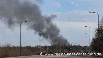 Ukraine-Krieg: Flughafen zerstört – Ukraine nennt Putin „Hauptkriegsverbrecher des 21. Jahrhunderts“