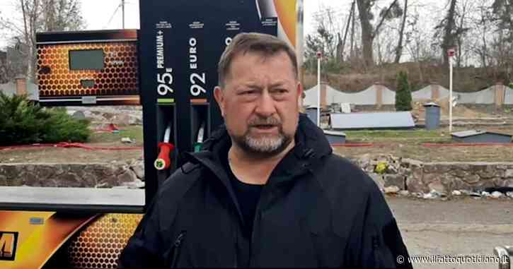 Guerra in Ucraina, il sindaco di Buzova: “Trovati due corpi in un pozzetto. Altri 50 sulla strada, erano civili che tentavano di scappare”