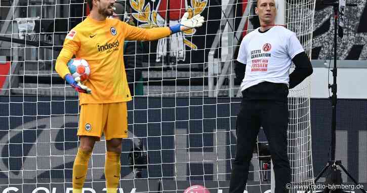 Vorfall in Frankfurt: Zwei Zuschauer machen sich an Tor fest