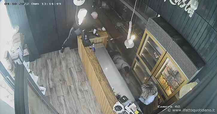 Pescara, cliente aggredisce e spara al barista di un locale del centro: la vittima ricoverata in rianimazione. Il filmato della videosorveglianza