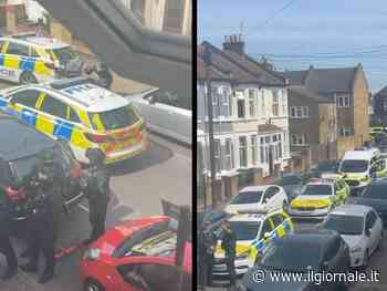 Col machete contro l'agente: paura a Londra