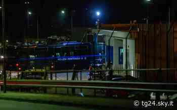 Carceri: Melfi; agenti penitenziaria trovano microcellulare - Sky Tg24