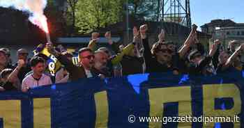 Quasi cento tifosi incitano il Parma al Tardini in vista del match di domani sera a Brescia - Gazzetta di Parma