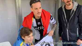 Parma, il bel gesto di Man: scavalca le barriere per regalare la maglia a un baby tifoso - TUTTO mercato WEB