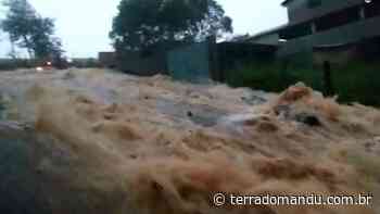 Temporal transforma rua em ‘cachoeira’ em Soledade de Minas; cabeça d’água é registrada - Terra do Mandu
