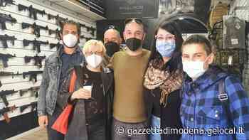 Carpi. «Aiuto, lì vendono delle armi». Invece è il nuovo negozio di softair - La Gazzetta di Modena