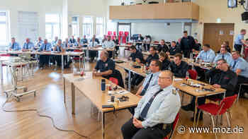 Weiterbildung Feuerwehr: Gegen Gaffer darf Feuerwehr in Schwedt und Angermünde auch Lkw als Sichtschutz einsetzen - Märkische Onlinezeitung