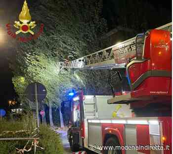 Modena spazzata dal vento, vigili del fuoco al lavoro tutta notte - modenaindiretta.it