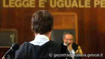 Modena. Prende in mano un cric e minaccia la sua ex rapinandole il cellulare - La Gazzetta di Modena