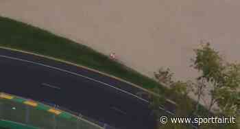 Stroll perde l’ala: il marshall corre, la recupera e cade! Il VIDEO virale sui social - SportFair