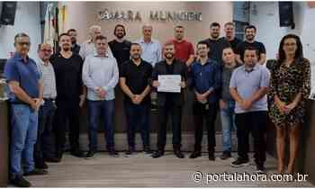 RECONHECIMENTO: Câmara de Vereadores de Imbituba homenageia Banda Mandacaru pelos 22 anos de estrada na música - Portal AHora