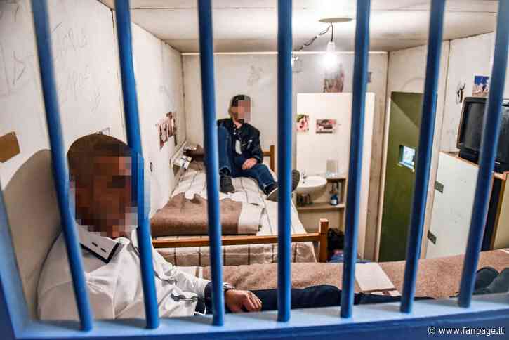 Tentativo di rivolta nel carcere di Santa Maria Capua Vetere, feriti due poliziotti - Fanpage.it