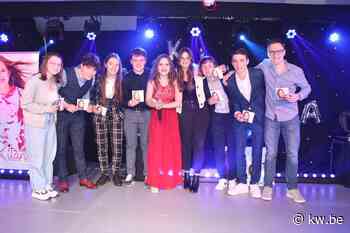 Klasgenoten van Kitana steunen haar tijdens singlevoorstelling in Izegem - KW.be - KW.be