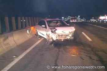 Carro colide contra mureta de proteção na BR-101, em Capivari de Baixo - folharegionalwebtv.com