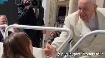 Che emozione per Debora di Trani quando il Papa fa fermare l'auto per salutarla a S. Pietro - Gazzetta del Sud